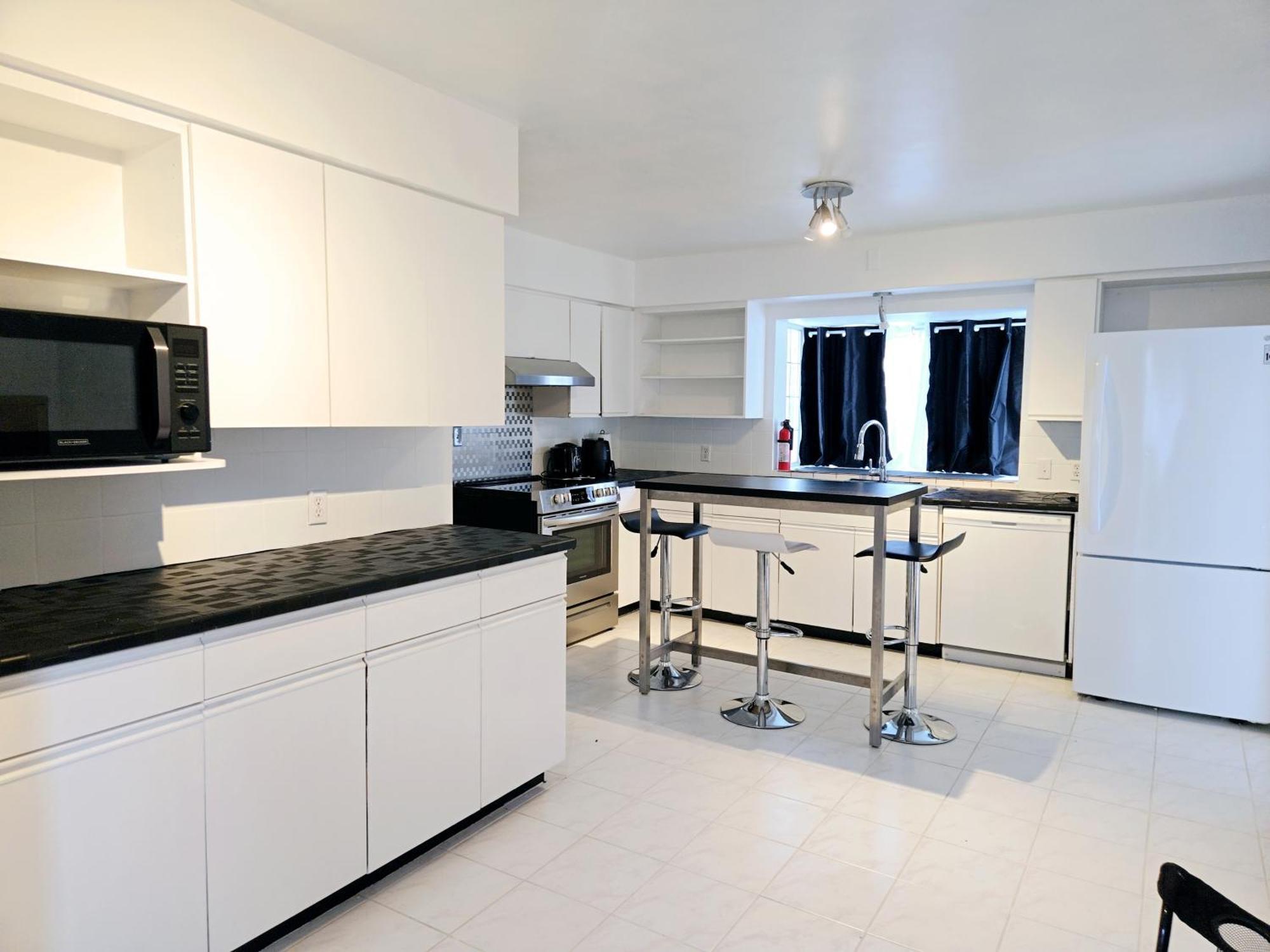 Cozy Stylish Black & White Design Room In The Heart Of Vancouver! Private Parking, Self Check-In & Just 4 Mins To Metrotown! Dış mekan fotoğraf