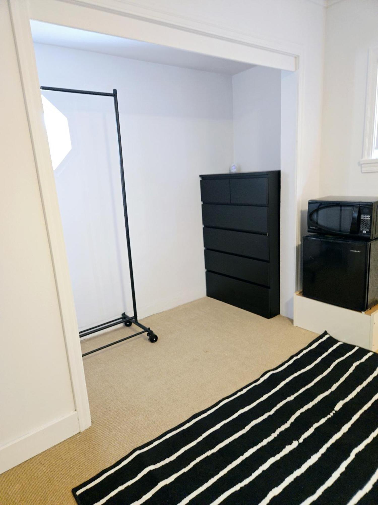 Cozy Stylish Black & White Design Room In The Heart Of Vancouver! Private Parking, Self Check-In & Just 4 Mins To Metrotown! Dış mekan fotoğraf