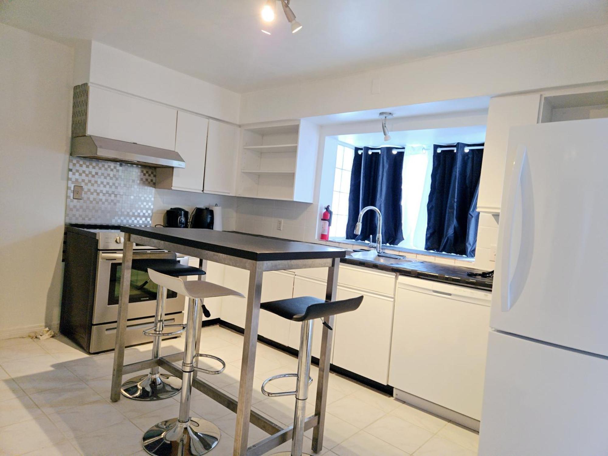 Cozy Stylish Black & White Design Room In The Heart Of Vancouver! Private Parking, Self Check-In & Just 4 Mins To Metrotown! Dış mekan fotoğraf