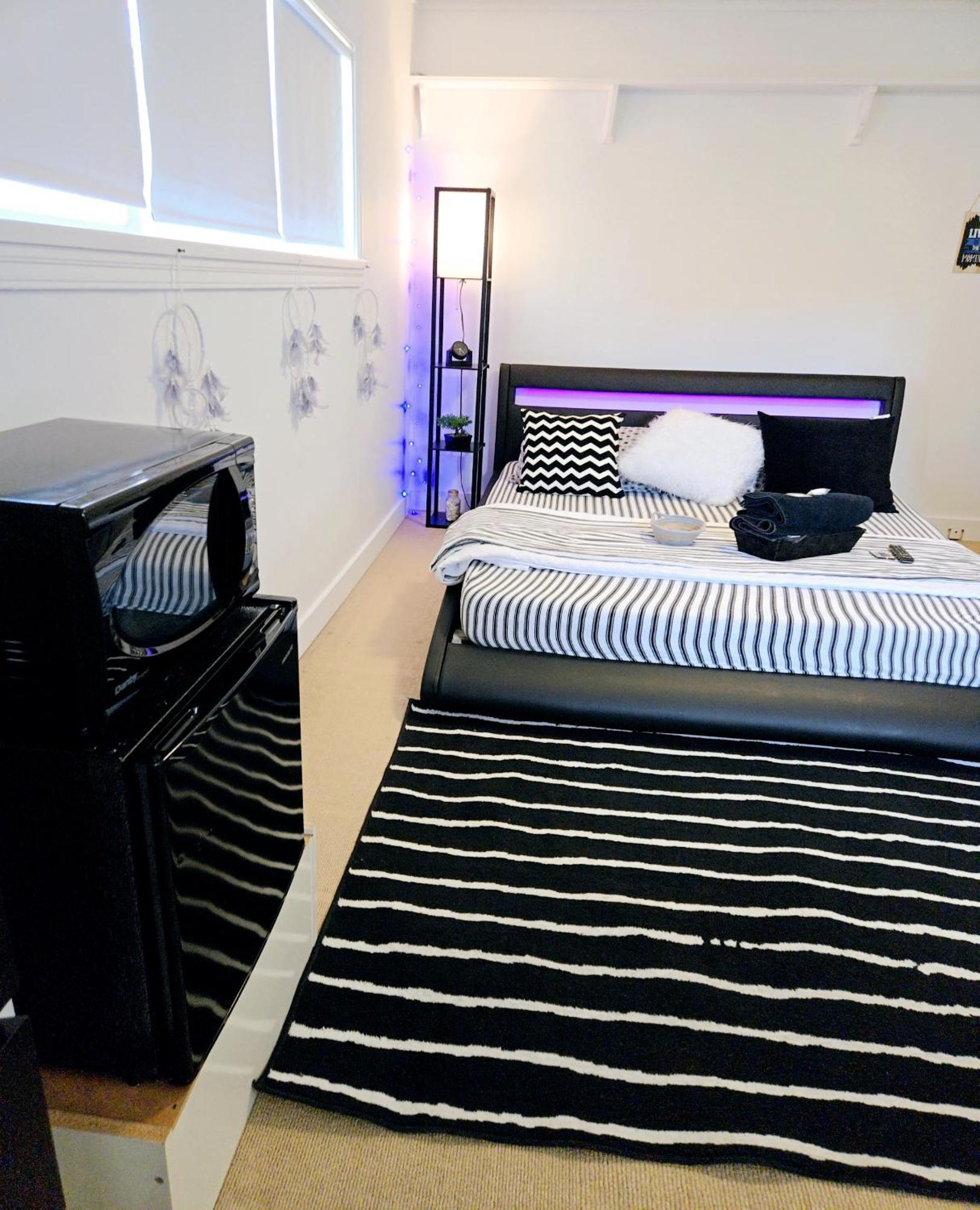 Cozy Stylish Black & White Design Room In The Heart Of Vancouver! Private Parking, Self Check-In & Just 4 Mins To Metrotown! Dış mekan fotoğraf