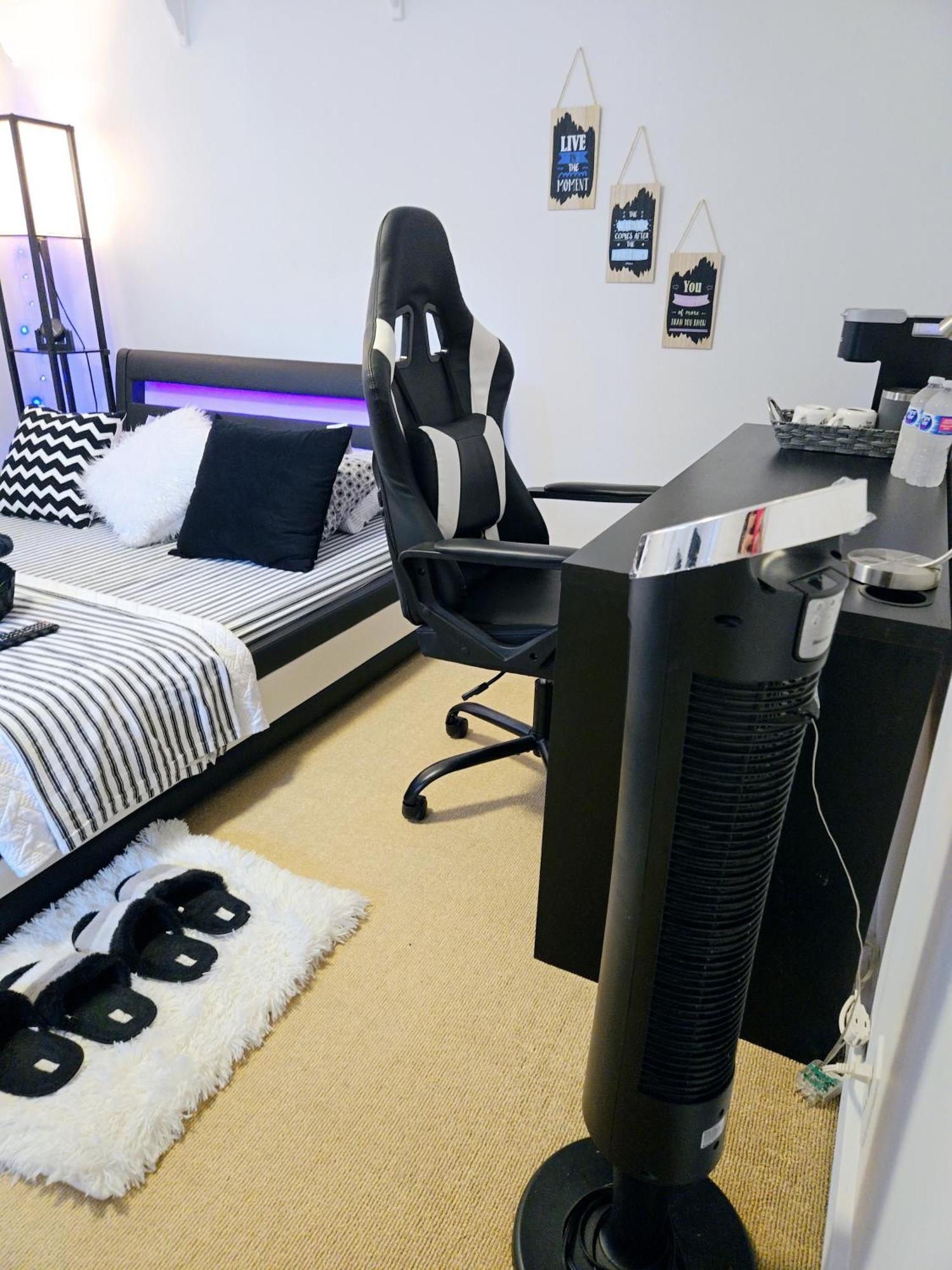 Cozy Stylish Black & White Design Room In The Heart Of Vancouver! Private Parking, Self Check-In & Just 4 Mins To Metrotown! Dış mekan fotoğraf
