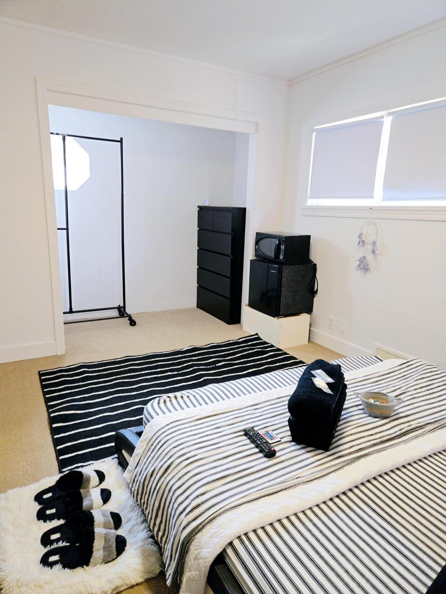 Cozy Stylish Black & White Design Room In The Heart Of Vancouver! Private Parking, Self Check-In & Just 4 Mins To Metrotown! Dış mekan fotoğraf