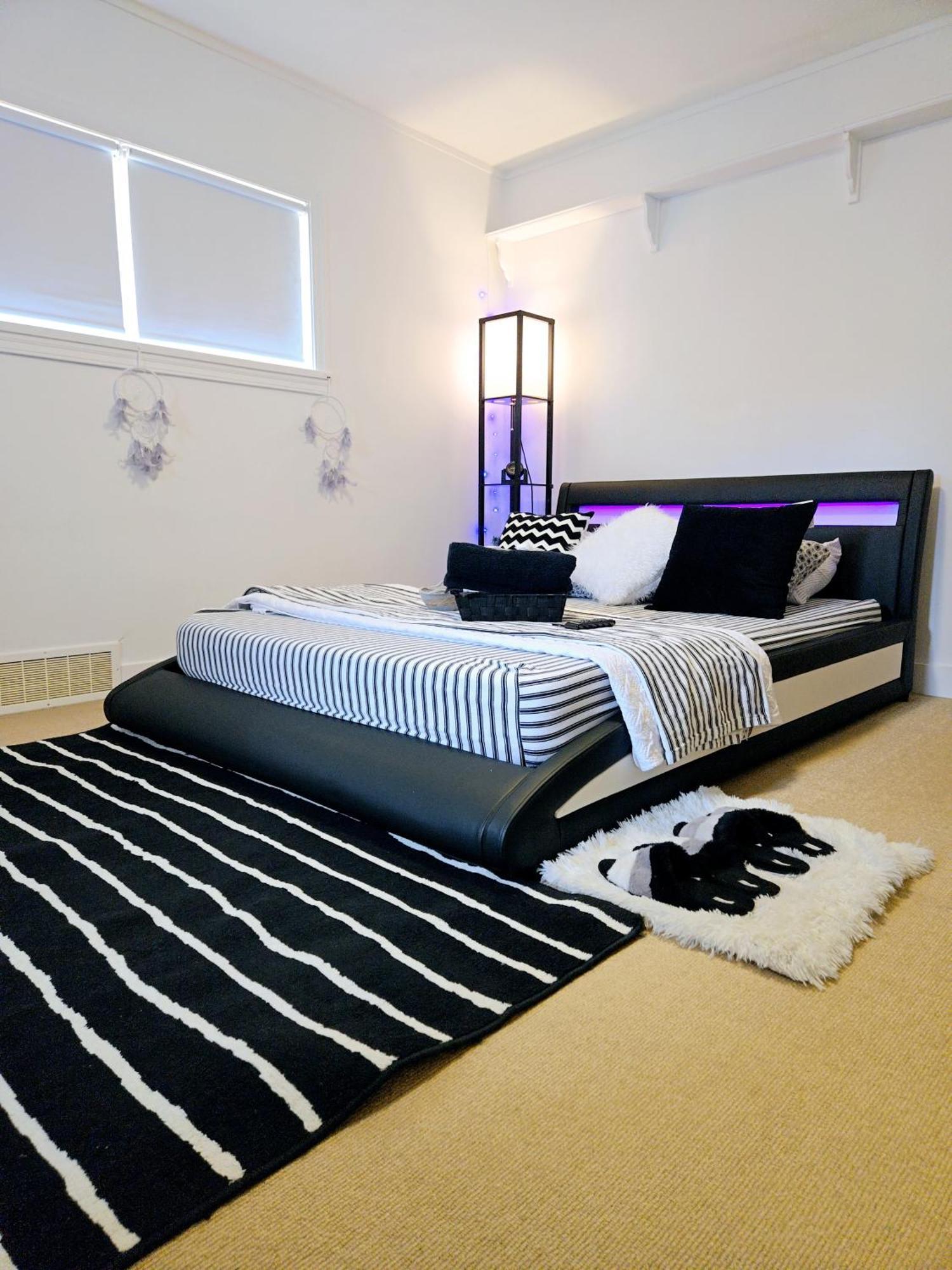 Cozy Stylish Black & White Design Room In The Heart Of Vancouver! Private Parking, Self Check-In & Just 4 Mins To Metrotown! Dış mekan fotoğraf
