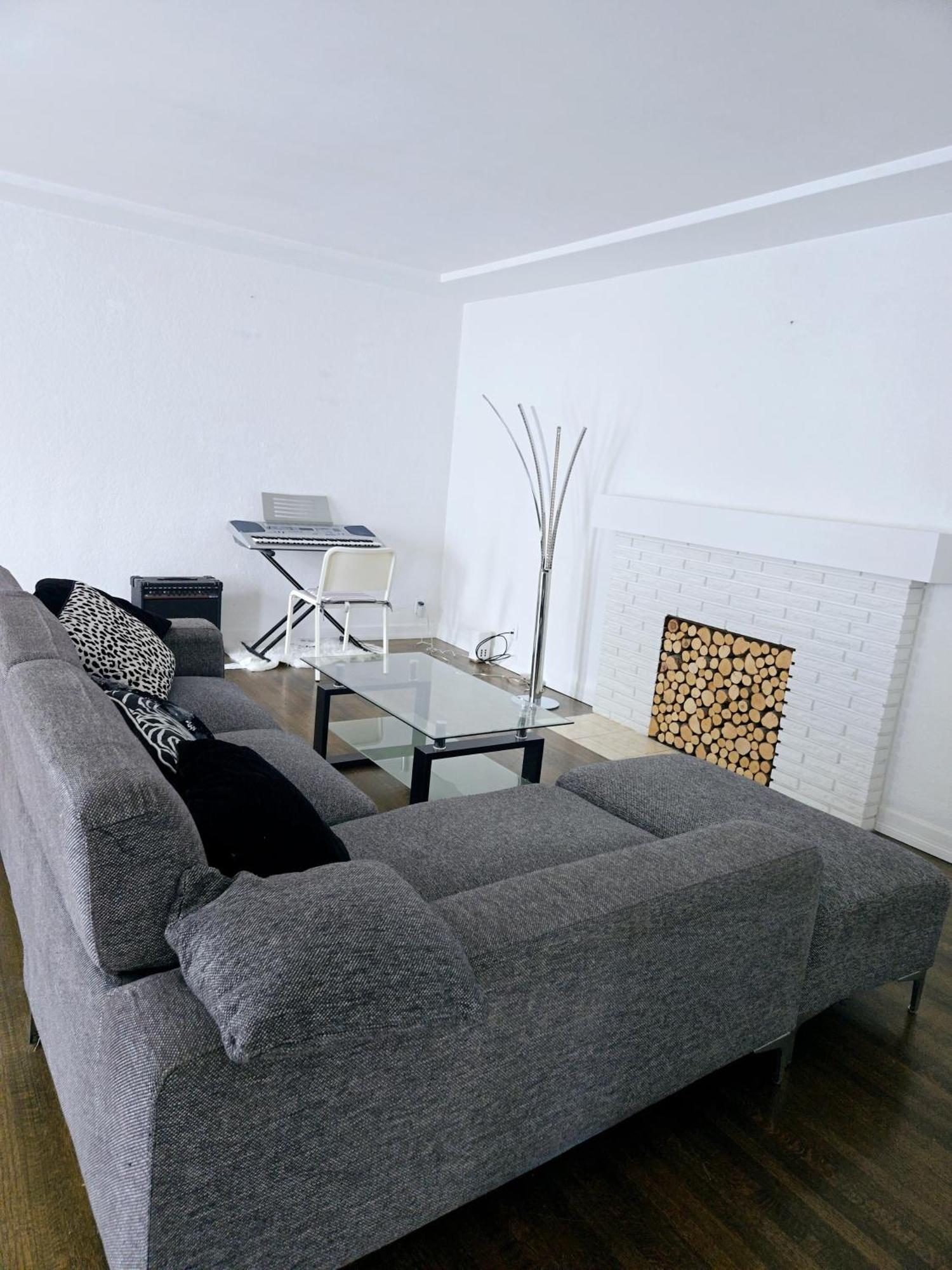 Cozy Stylish Black & White Design Room In The Heart Of Vancouver! Private Parking, Self Check-In & Just 4 Mins To Metrotown! Dış mekan fotoğraf