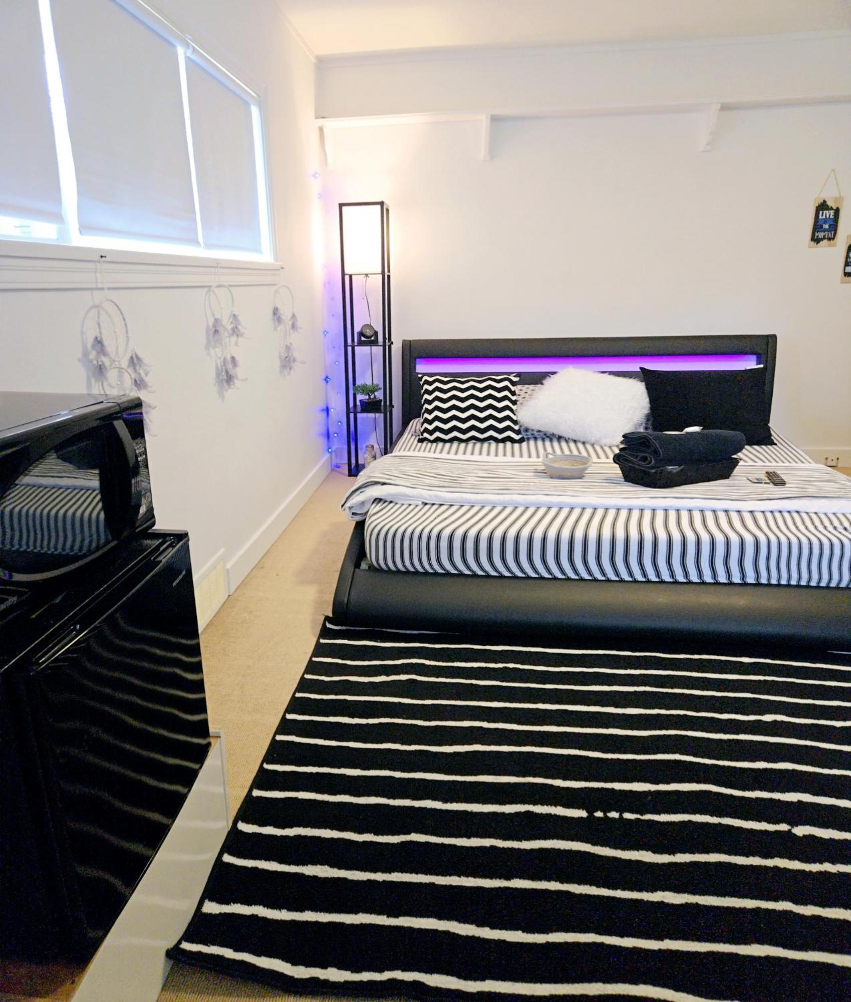Cozy Stylish Black & White Design Room In The Heart Of Vancouver! Private Parking, Self Check-In & Just 4 Mins To Metrotown! Dış mekan fotoğraf
