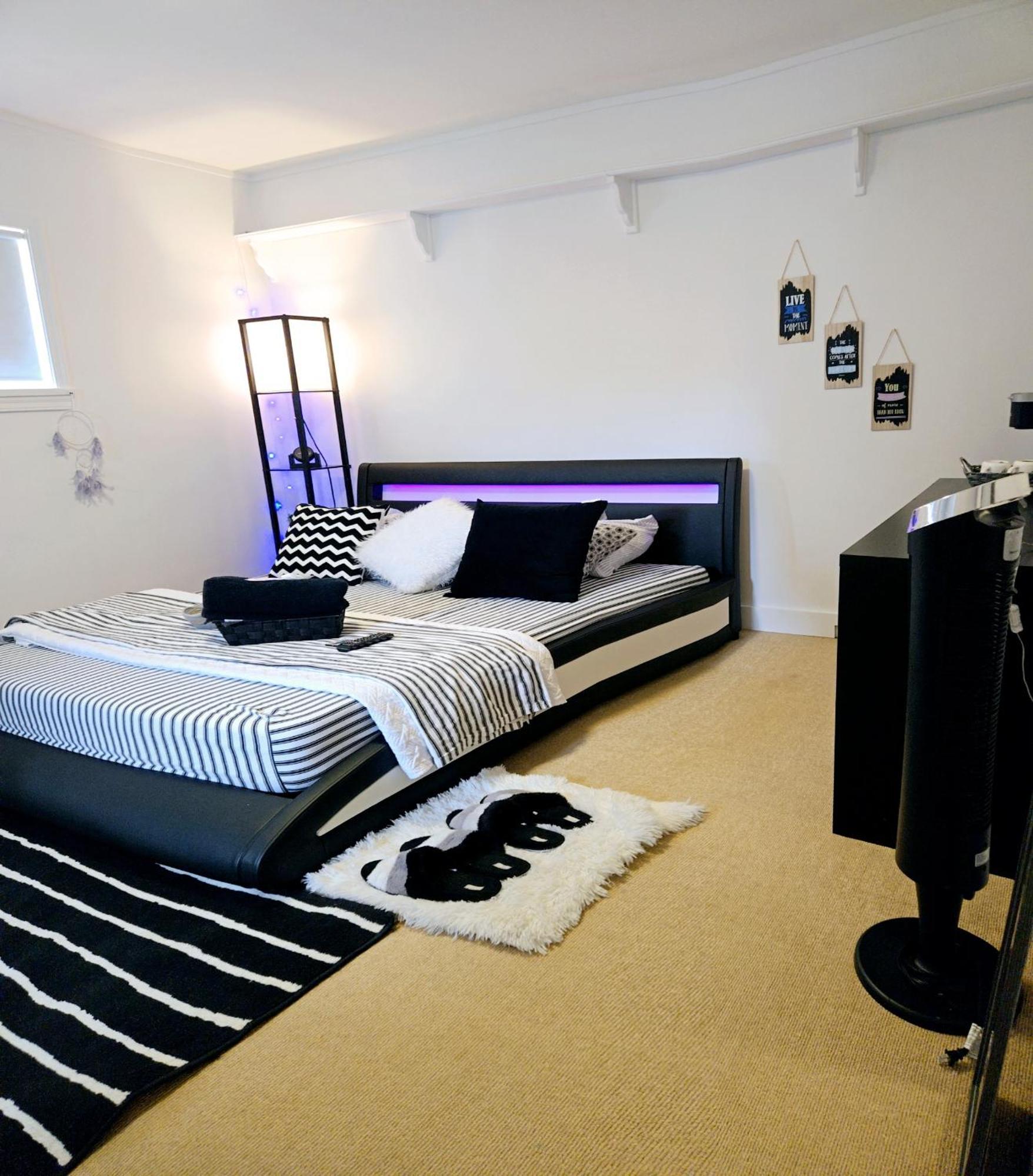 Cozy Stylish Black & White Design Room In The Heart Of Vancouver! Private Parking, Self Check-In & Just 4 Mins To Metrotown! Dış mekan fotoğraf